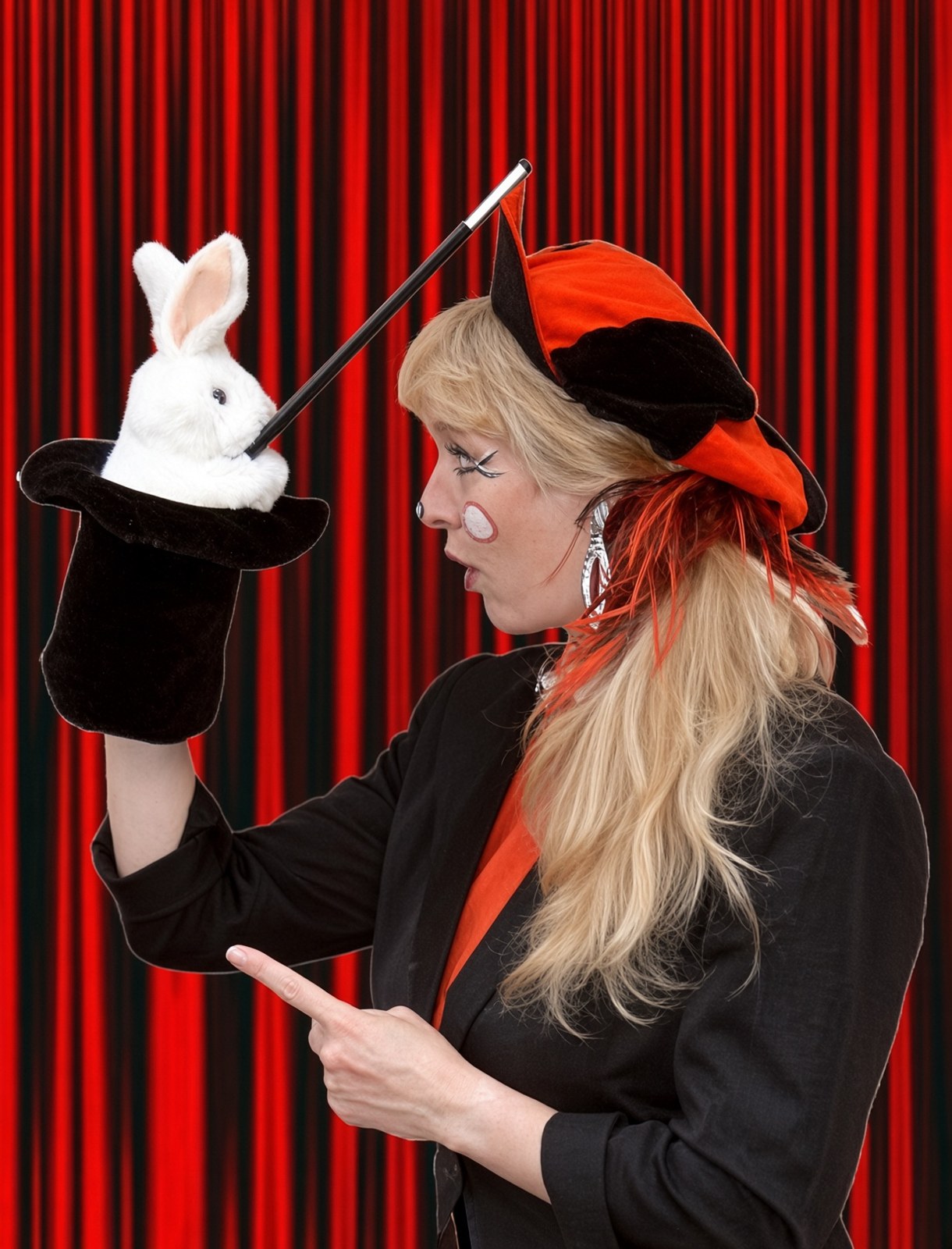 Andrea Hardy zaubert mit dem Hasen