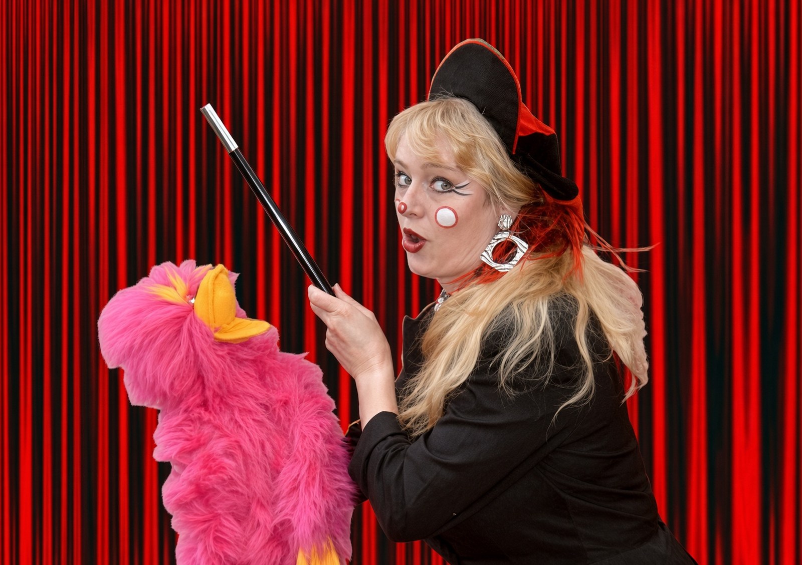 Andrea Hardy mit Zauberstab und Puppe