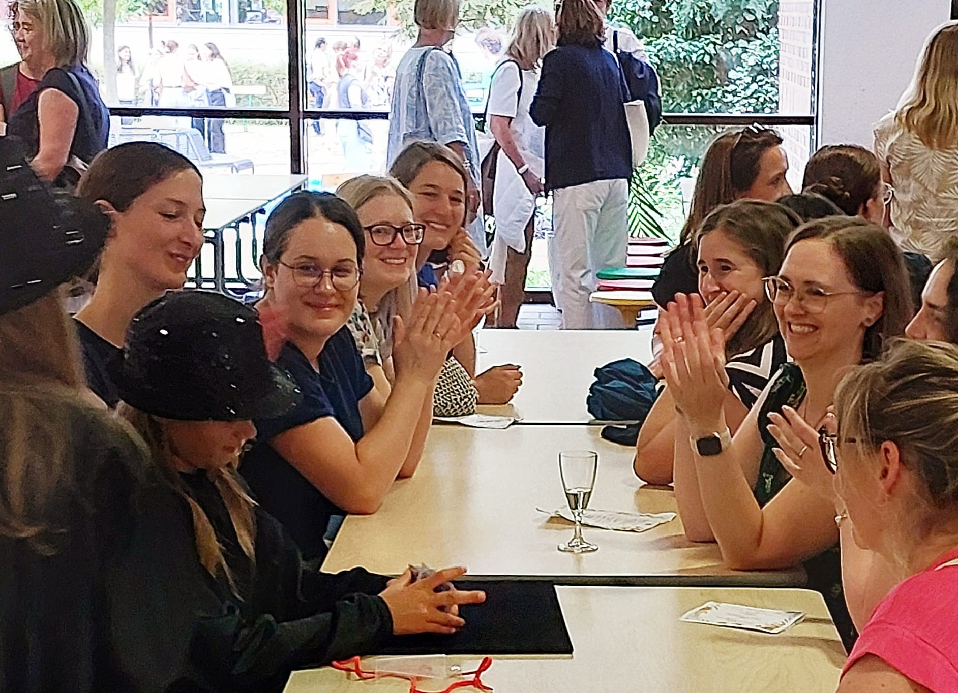 Eltern klatschen und lachen beim Zauber-Workshop in der Schule